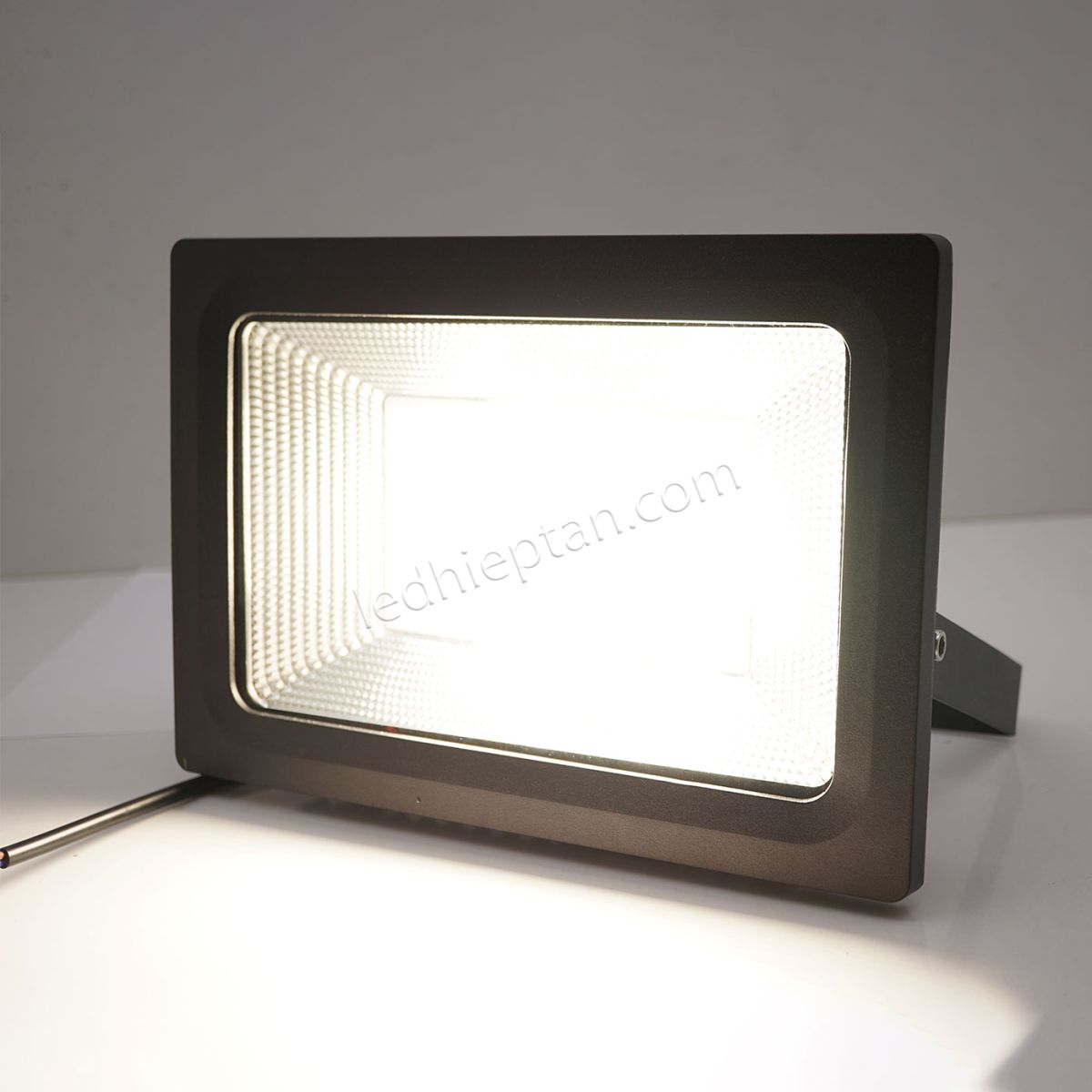 Pha 50w JH trắng