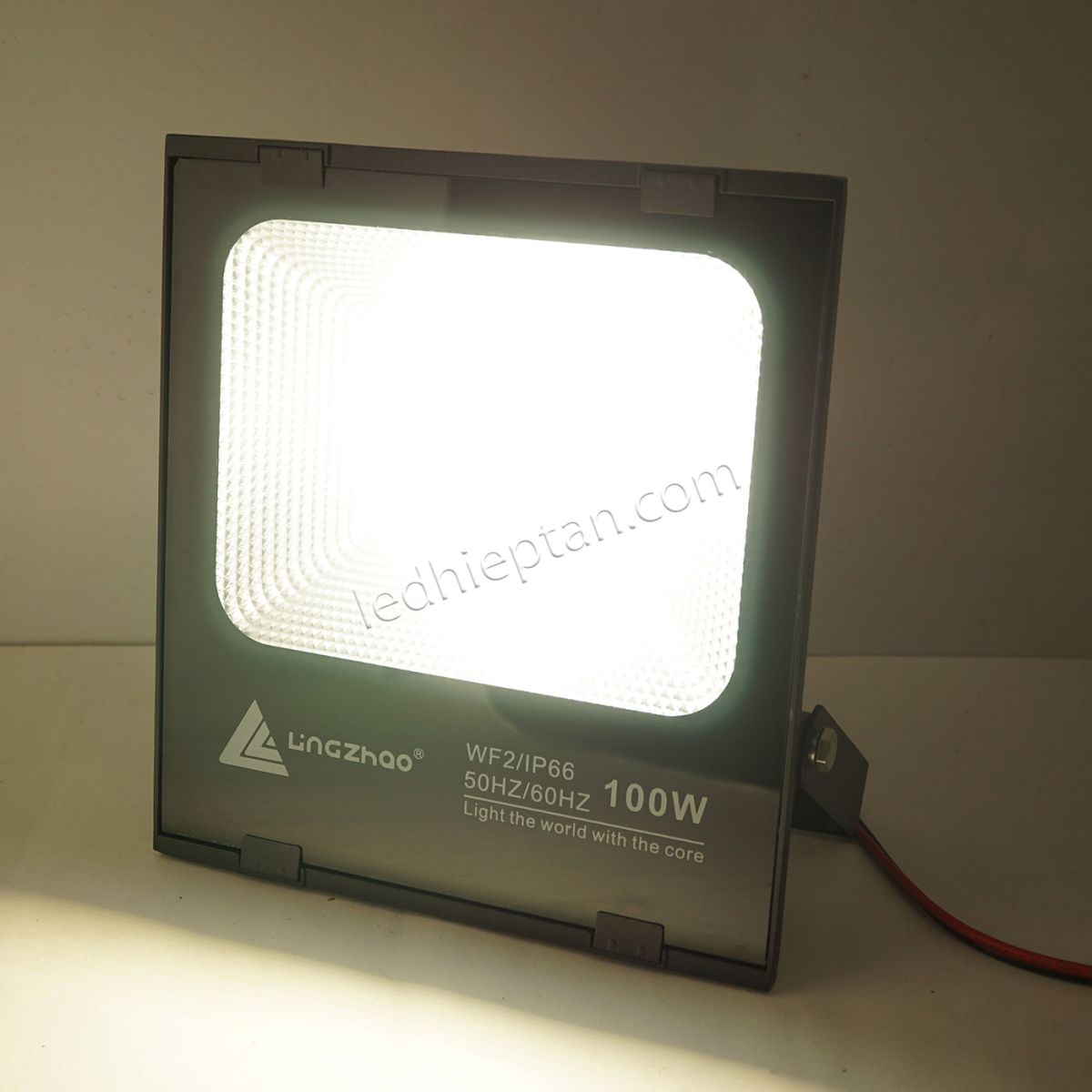 Pha C-100W trắng